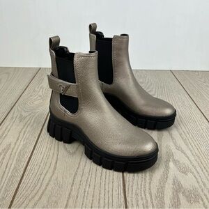 GUESS Women's Hensly Lug Sole Side Gore Chelsea Booties 6.5M Pewter $99